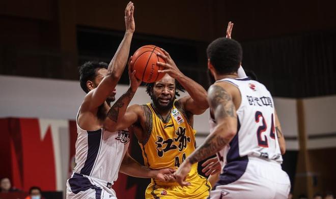 狂揽两双球员砍下高分，助队胜出(狂揽两双球员砍下高分,助队胜出的是谁)